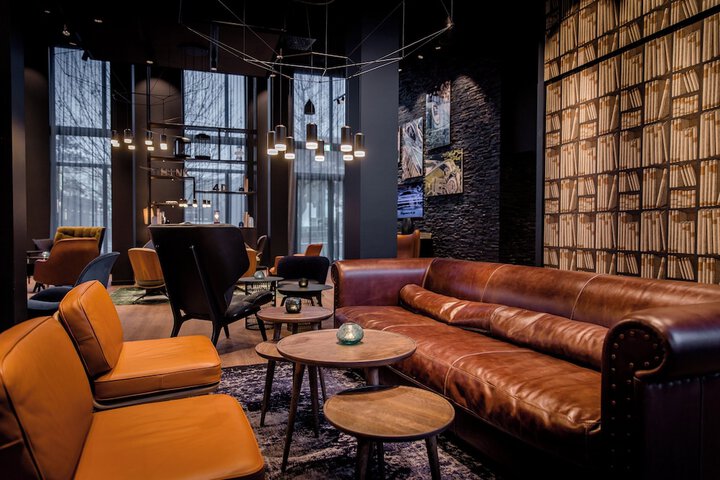Lounge 28 of 36