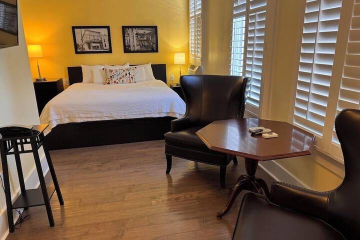 Superior King Room (10 of 15)