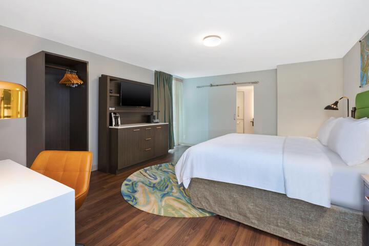 1 Queen Bed (11 of 18)