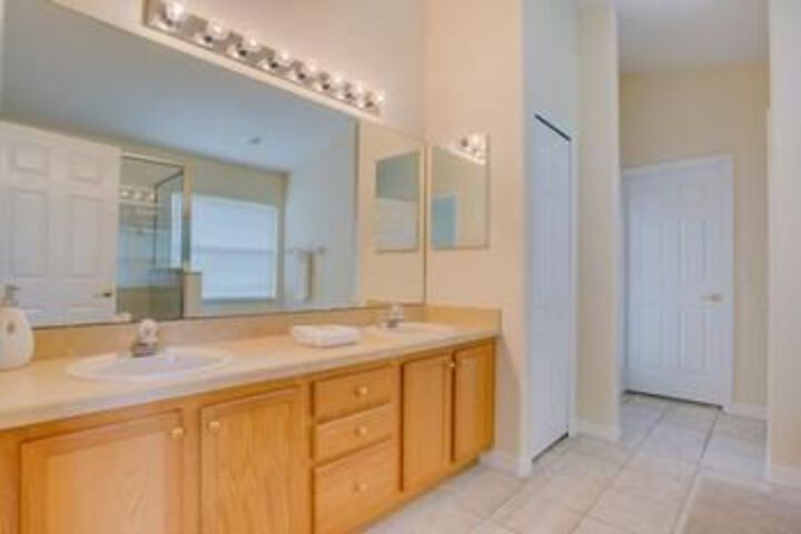 Image of Fantastic 5 Bedroom Holiday Home by Follow the Sun Vacation Rentals