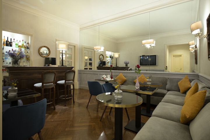 Lounge 67 of 82