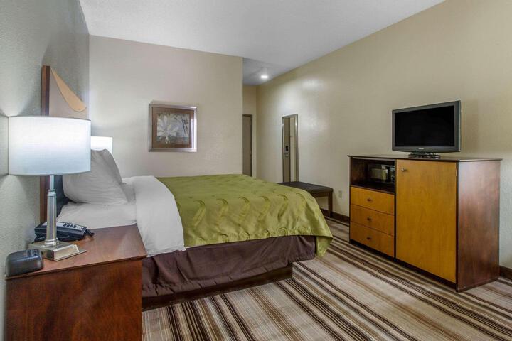 1 King Bed (5 of 13)
