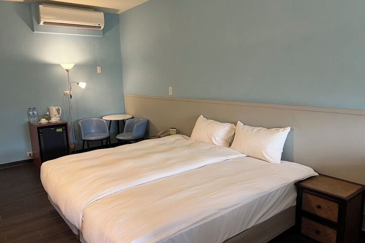 Room 27 of 108