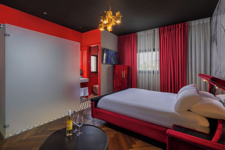 Room 28 of 64