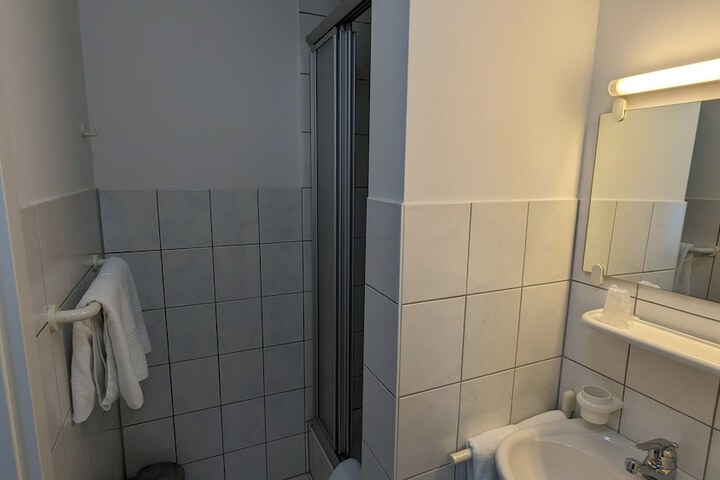 Room 16 of 34