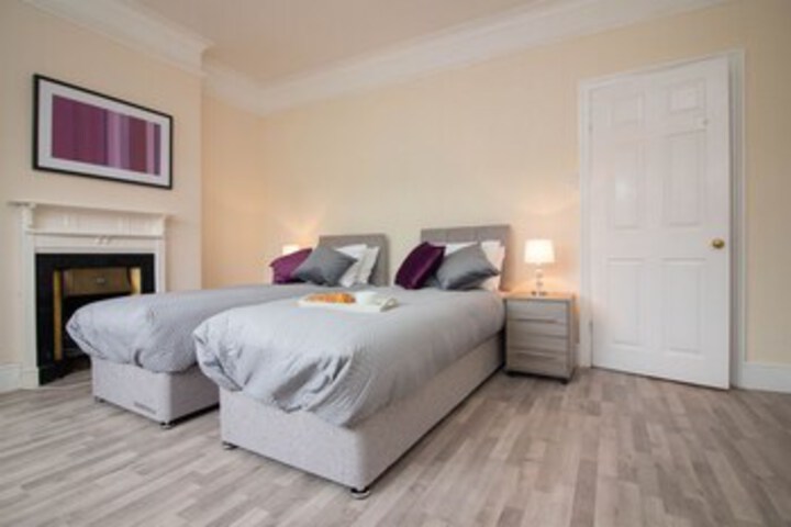 Room 4 of 25