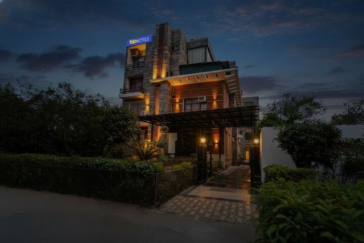 FabHotel The White Orchid - Nr Noida Sector 16 Metro Station Noida