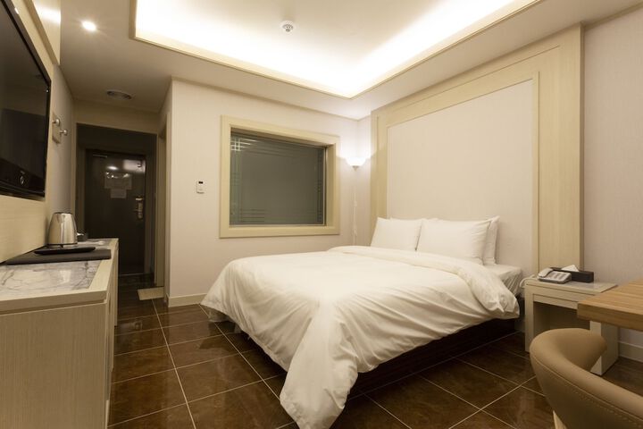 Room 10 of 42