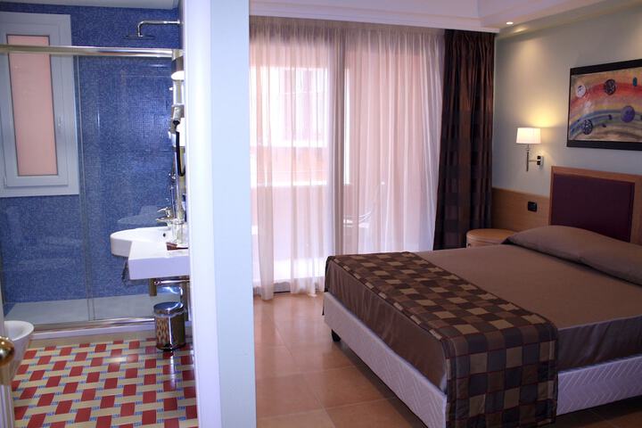 Room 17 of 60