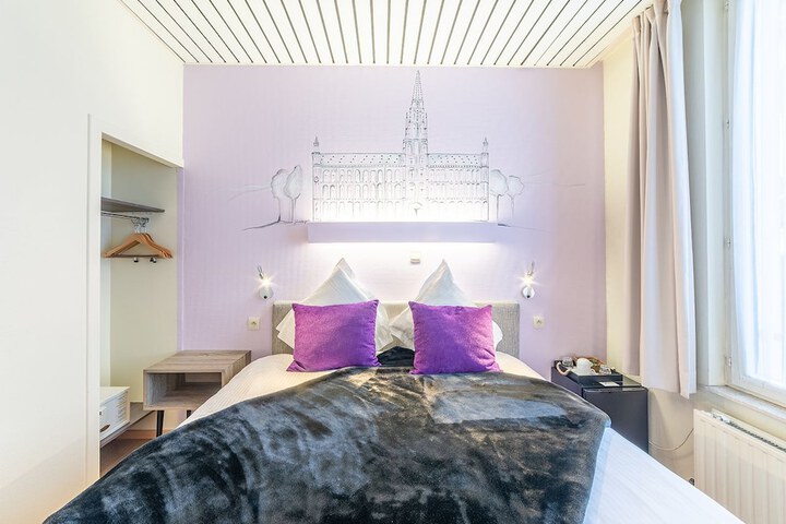 Room 11 of 28