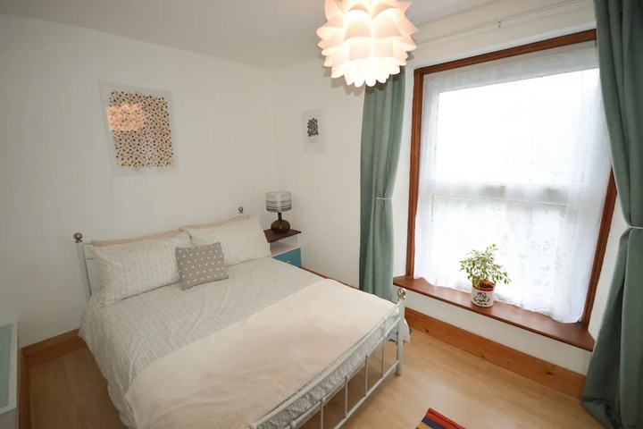 Room 6 of 12