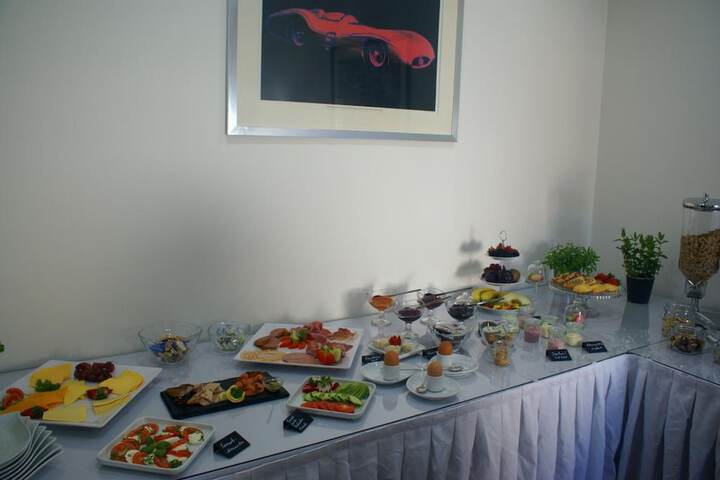 Dining 32 of 42