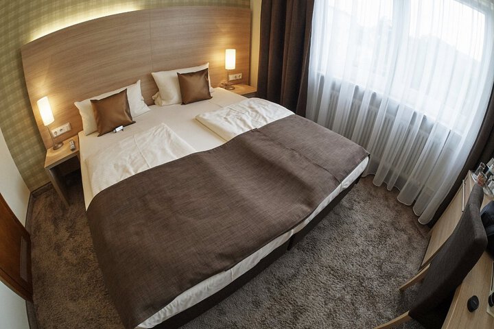 Room 4 of 9