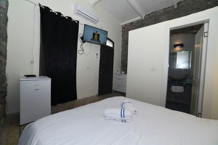 Room 14 of 28