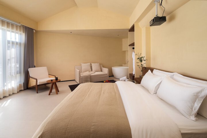 Room 9 of 80