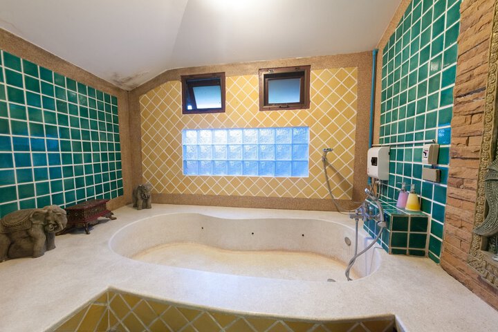 Room 53 of 100