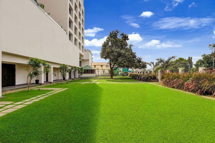 Hotel Exterior 83 of 94