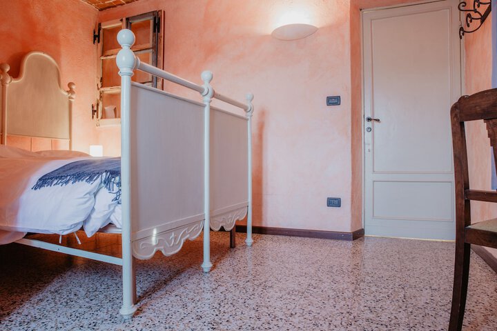Room 12 of 32