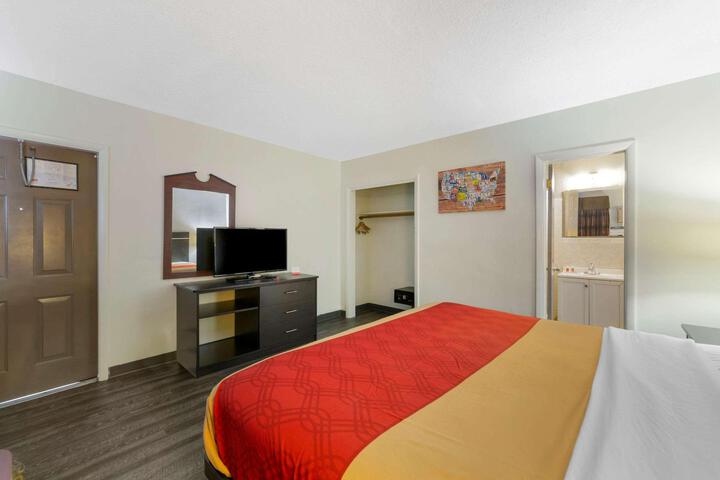 1 King Bed (19 of 24)