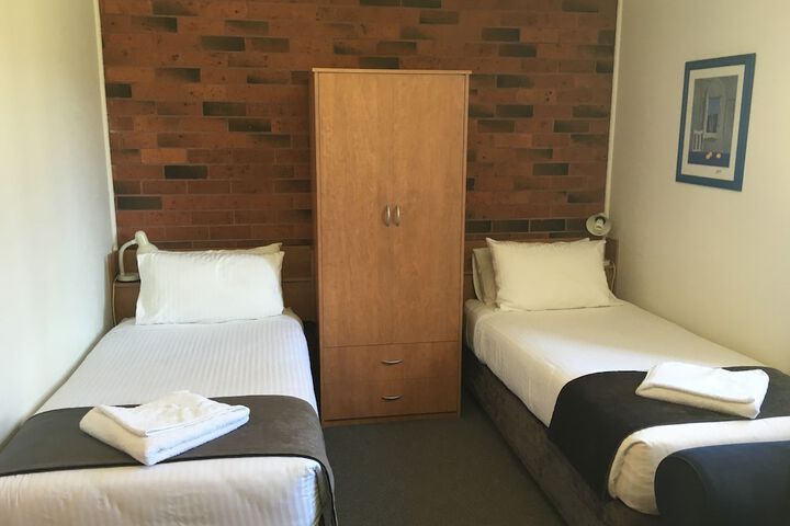 Room 4 of 74