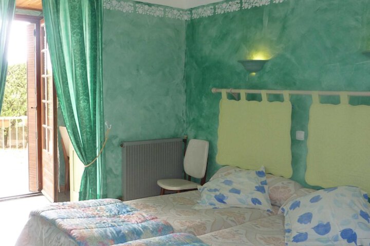 Room 4 of 25