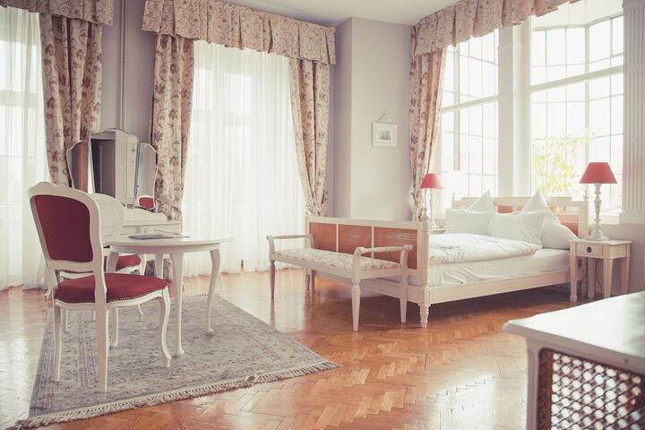 Room 15 of 48