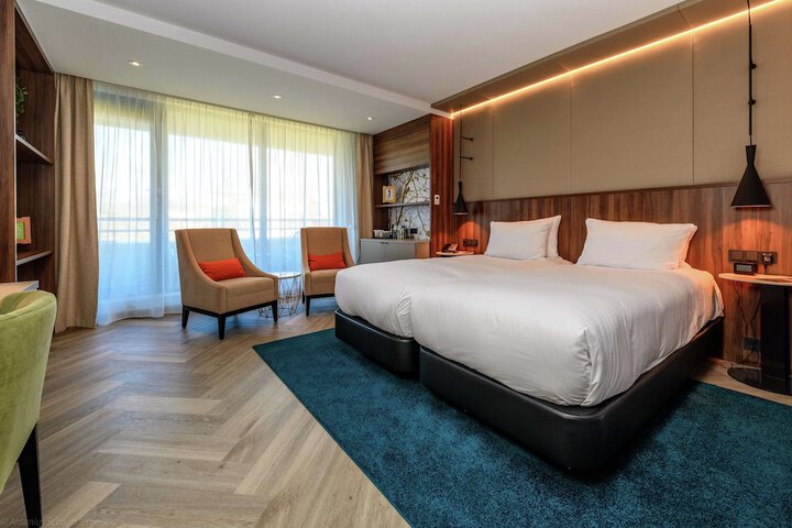 Room 16 of 76