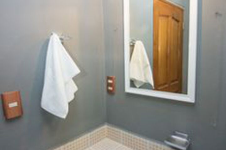 Room 4 of 32