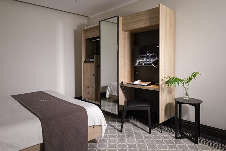 Room 26 of 77