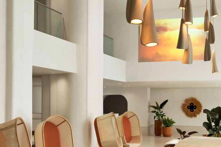 Lobby lounge