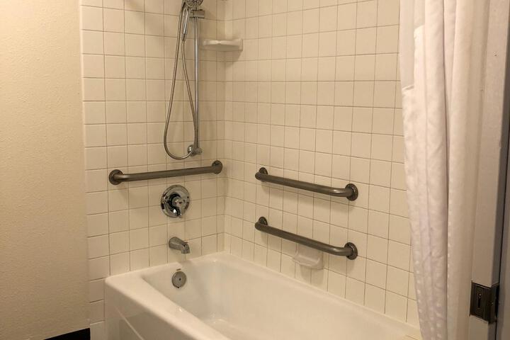 1 Queen Bed (4 of 8)