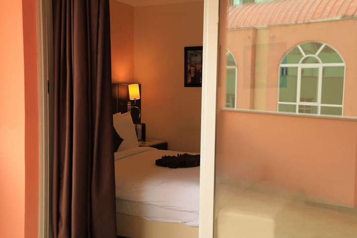 Room 32 of 66