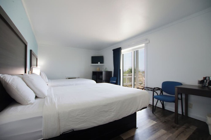 Economy Queen Bed Lake View Patio (6 of 82)