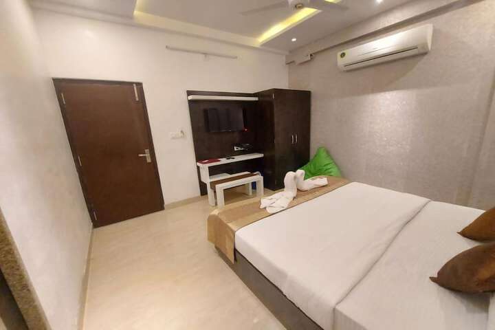 Room 12 of 28