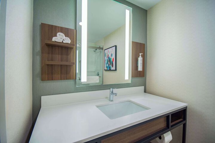 1 King Premium with in Room Drinks Snacks (13 of 17)