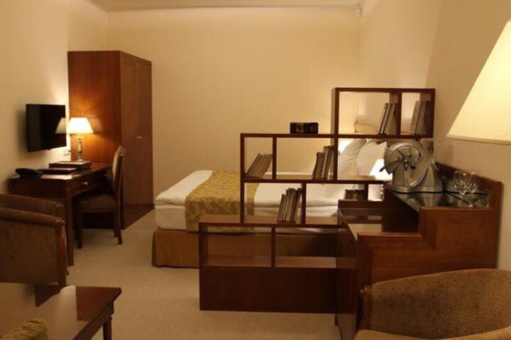 Room 10 of 35