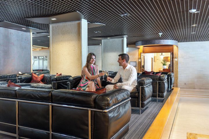 Lounge 47 of 61