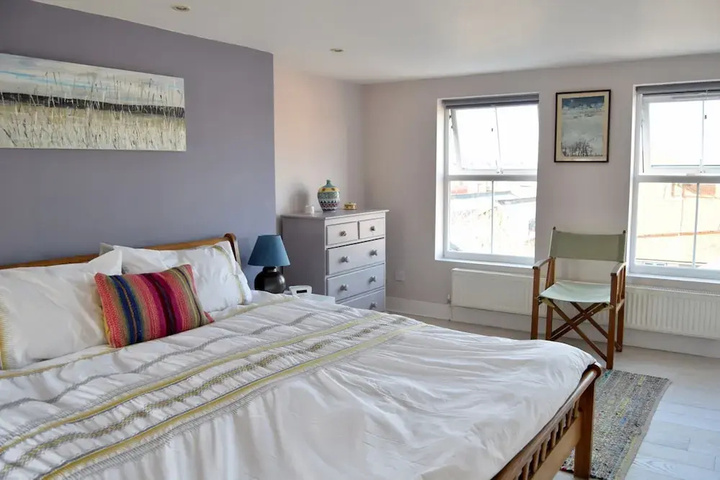 Room 4 of 18