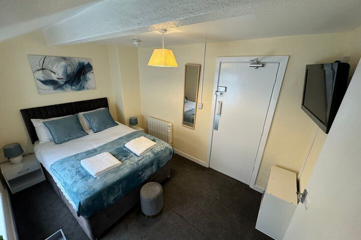 Room 9 of 38
