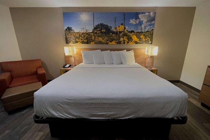 1 King Bed (4 of 11)