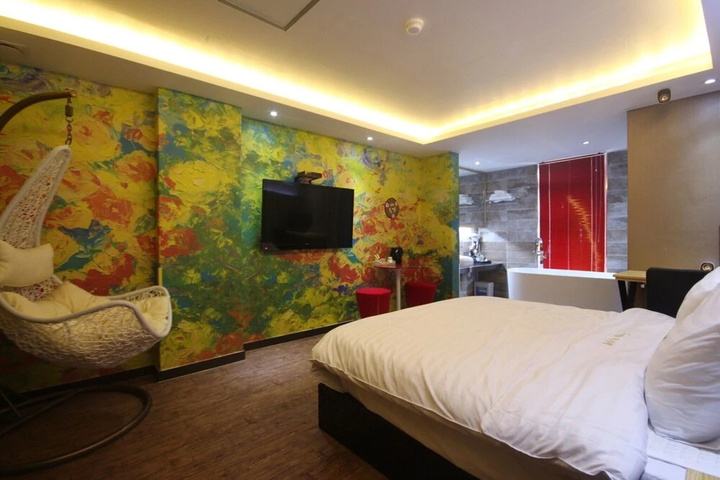 Room 5 of 17