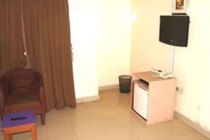 Room 14 of 18