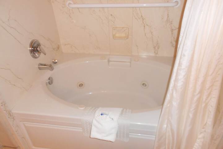 Jetted tub