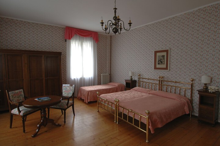 Room 4 of 37