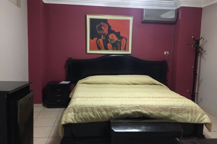 Room 9 of 16