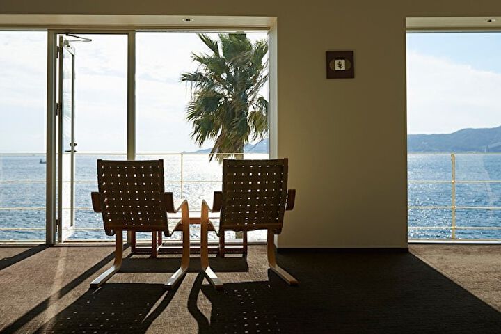 Lounge 71 of 84