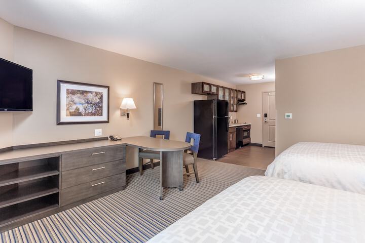 Studio Suite Queen Bed (4 of 17)