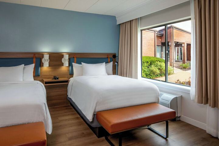 Guest Room 2 Double Beds Bathtub Accessible