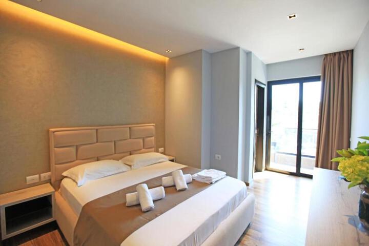 Room 34 of 143
