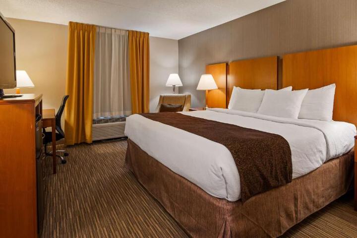 1 King Bed Flat Screen Television Microwave and Refrigerator High Speed Internet Accessible Coffee Maker, Hairdryer Full Breakfast (6 of 15)